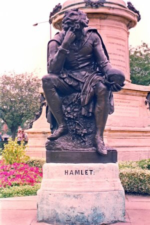 Estatueta sobre Hamlet junto  Esttua de Shakespeare, na sua terra natal